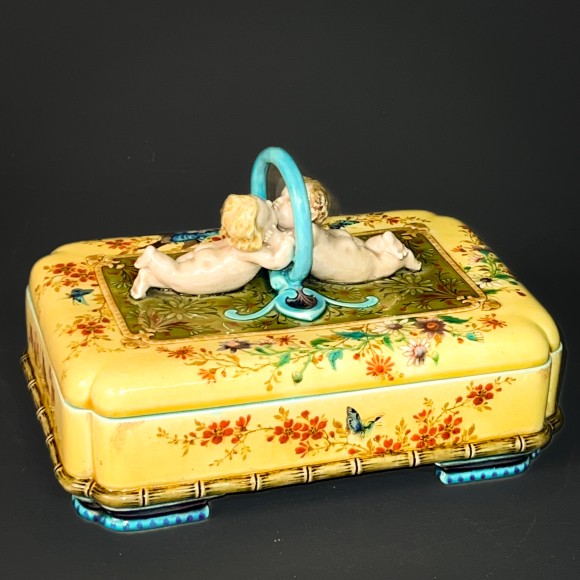 Coffret aux Puttis Céramique signée Théodore Deck