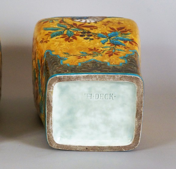 PAIRE DE VASES FOND JAUNE SIGNES DECK – Image 2