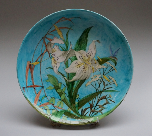 PLAT DÉCOR IRIS SUR FOND BLEU SIGNE DECK