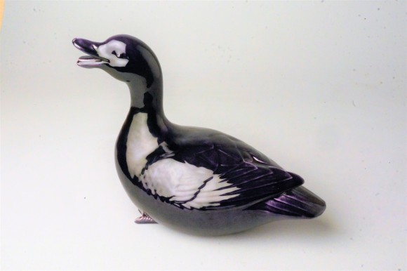 CANARD EN FAIENCE EMAILLEE AUBERGINE SIGNE Th. DEC