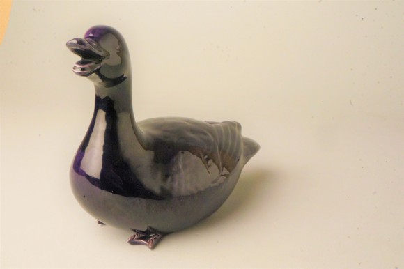 CANARD EN FAIENCE EMAILLEE AUBERGINE SIGNE Th. DEC – Image 2