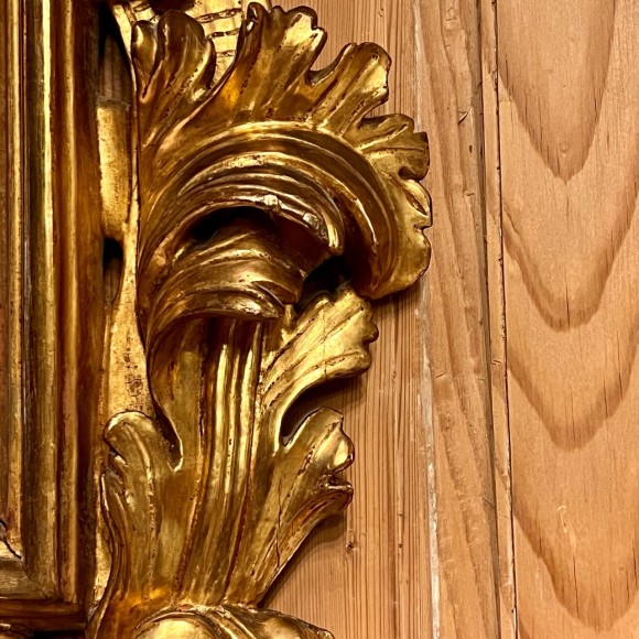 Miroir bois doré sculpté coquilles et rinceaux XVI – Image 3