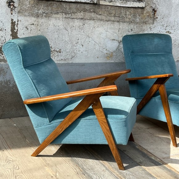 Paire fauteuils vintage vers 1960 velours bleu – Image 2