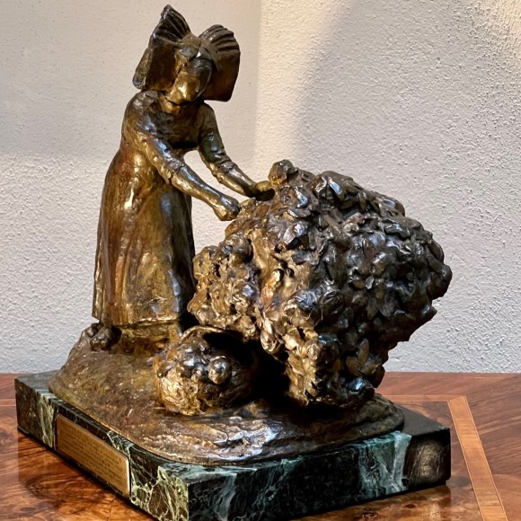 Alsacienne à La Cueillette Des Fleurs Bronze par