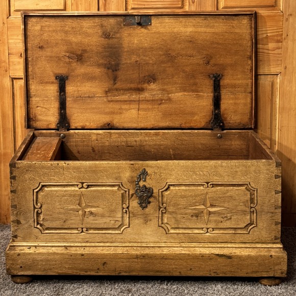 Coffre XVIII ème marqueté de rose des vents – Image 2